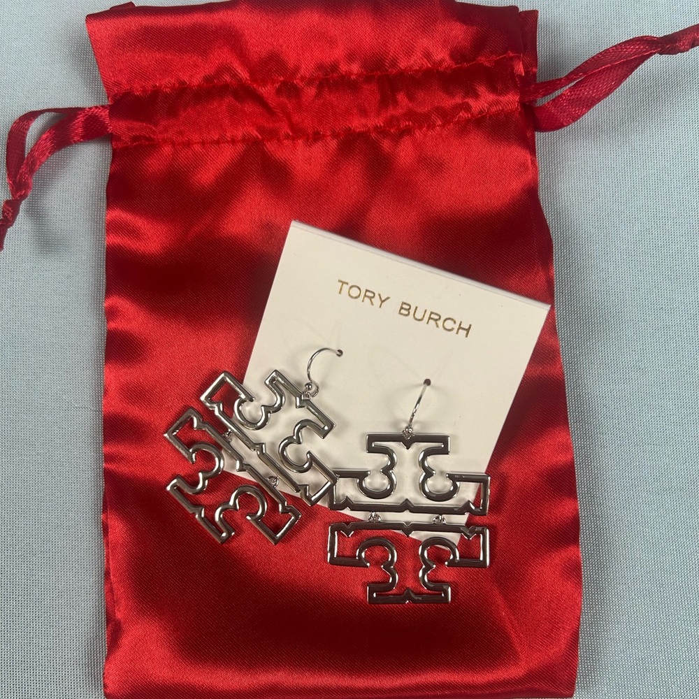 Tory Burch Silver Britten Logo Drop
Dangle Earrings New with unbranded Dust Bag - Picture 4 of 4